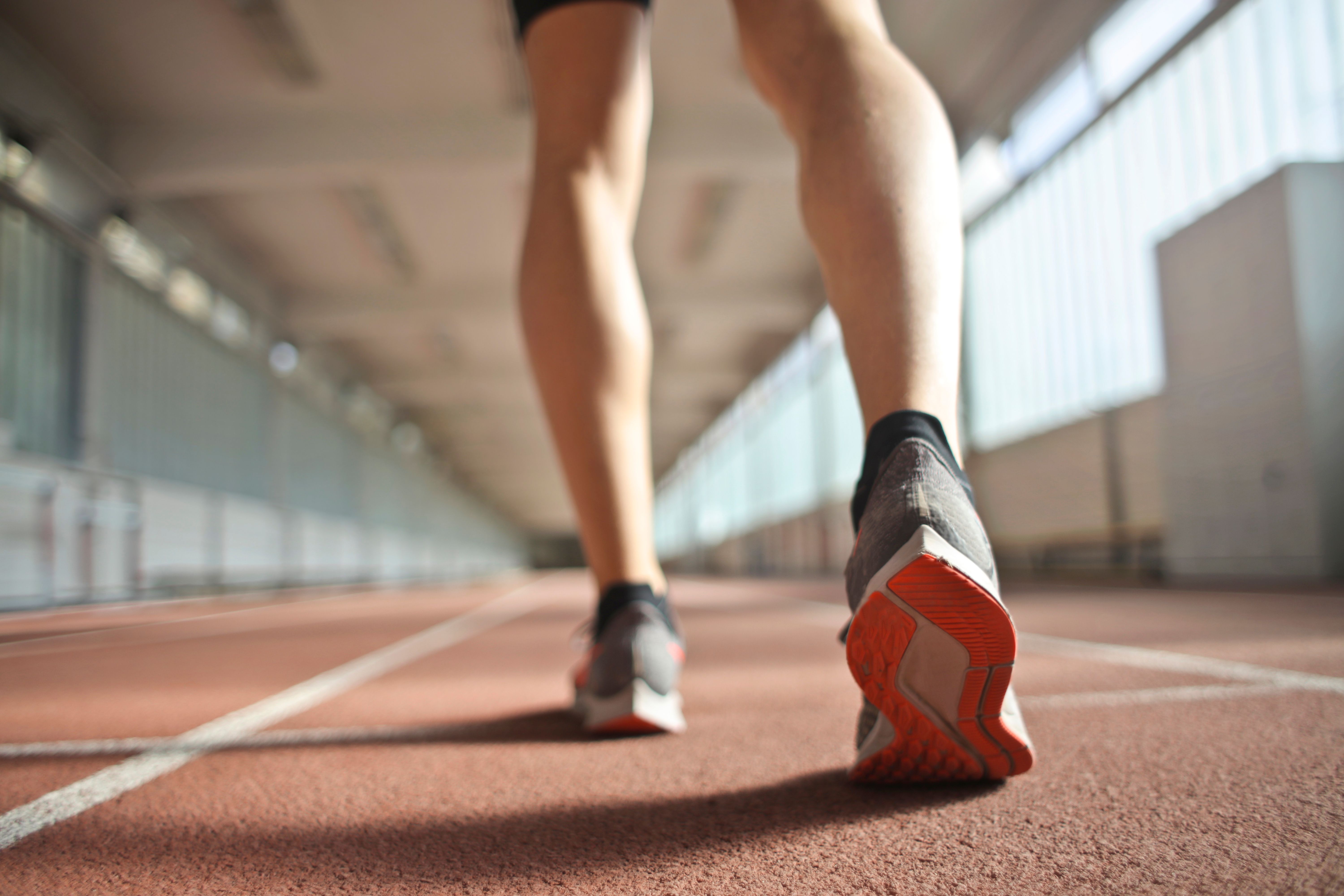 Giulia sulla pista di atletica, seduta sulla corsia