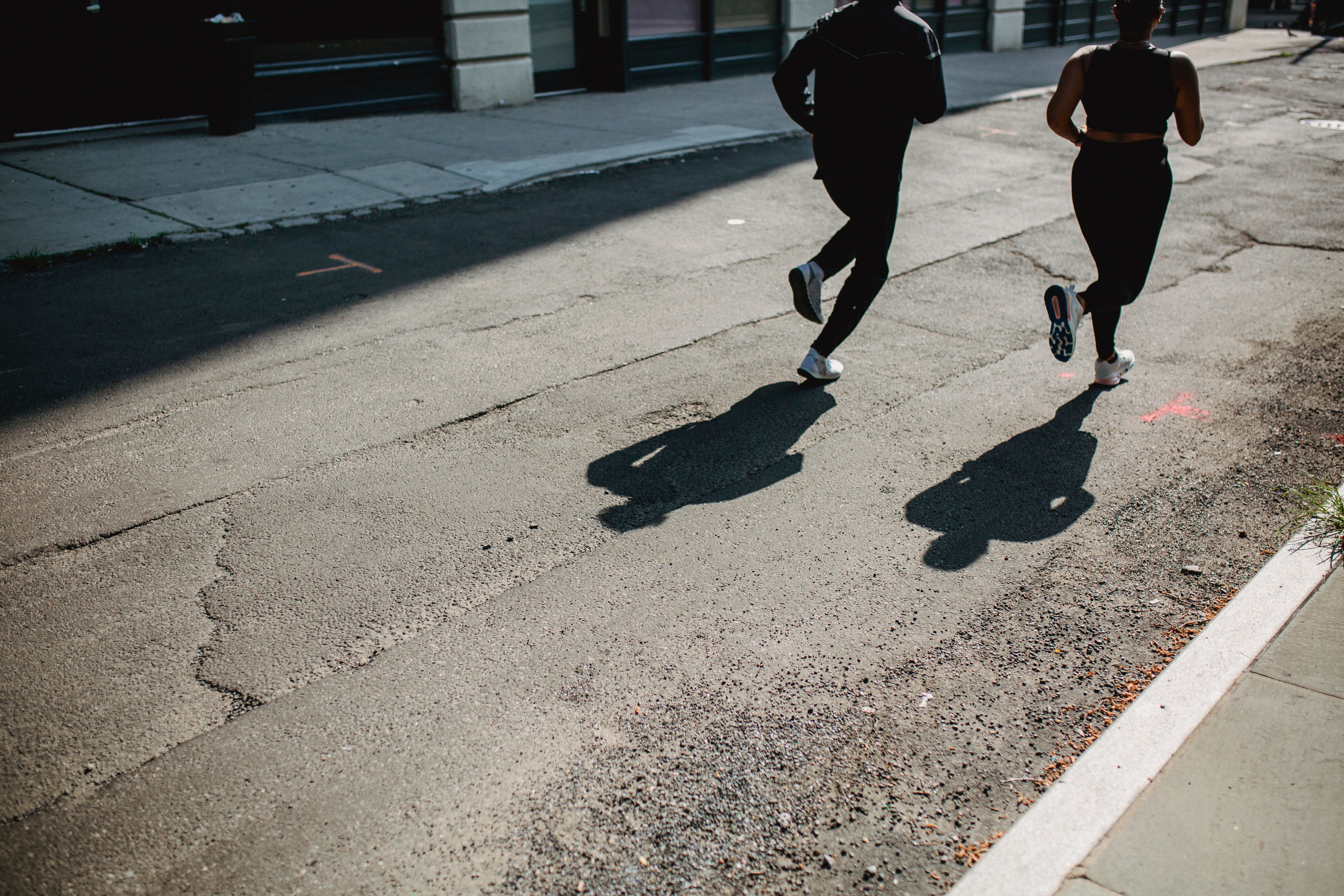 Due runner corrono su un ponte di legno al mattino
